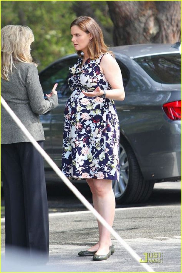 Emily Deschanel Baby Bump Photos, Was Emily Deschanel Pregnant? - News