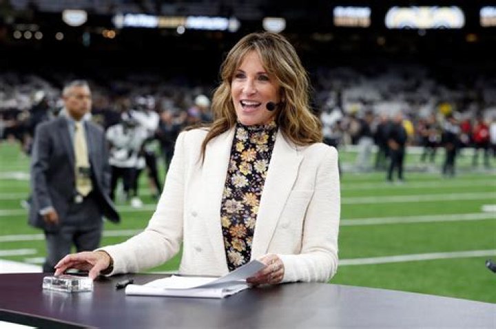 ESPN Football sideline reporter Suzy Kolber is married and has a child?Also more about her salary, contract, and net worth!