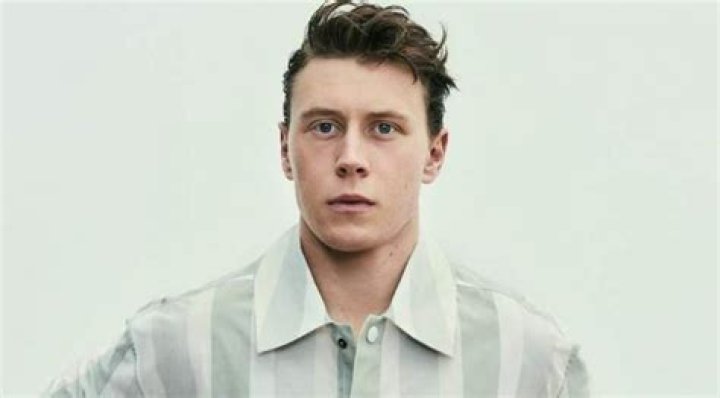George MacKay Height, Weight, Body Measurements, Shoe Size