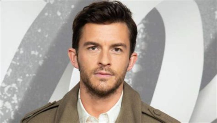 Jonathan Bailey Height, Weight, Body Measurements, Shoe Size