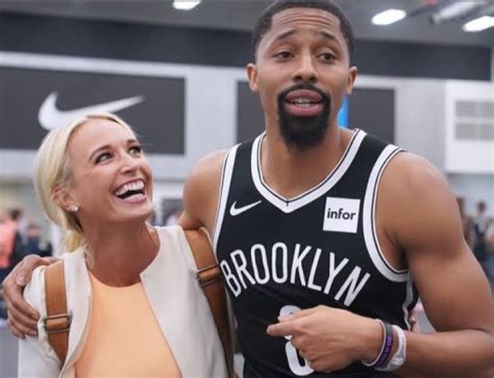 Sarah Kustok Married, Salary, Age, Height, Boyfriend, Net worth