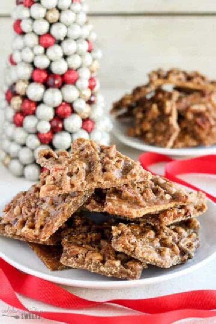 Toffee Bark - Easy and addicting Pecan Praline Bark
