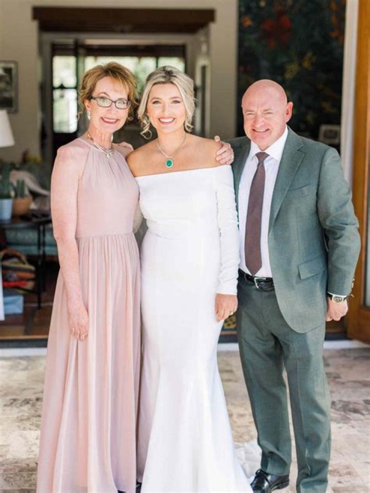 Who are Gabby Giffords Parents? Meet Spencer J. Giffords and Gloria Fraser Giffords - News